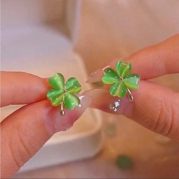 Four Leaf Clover Stud Earrings - Picture 4 of 6